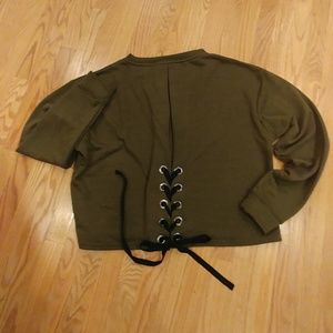 ⭐️CLOSET CLEAR OUT⭐️
InTu LS Back Lace Up Cropped Shirt Small